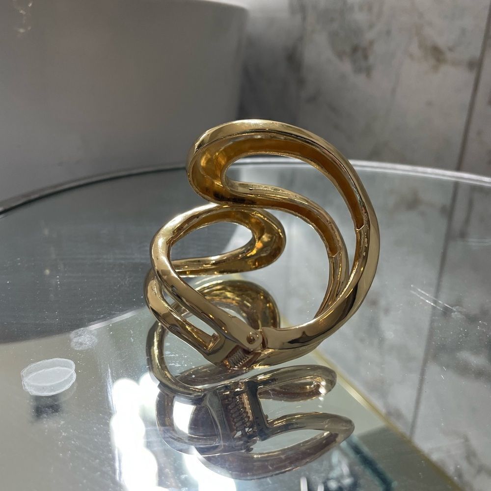 Gold statement bangle - Picture 2 of 5